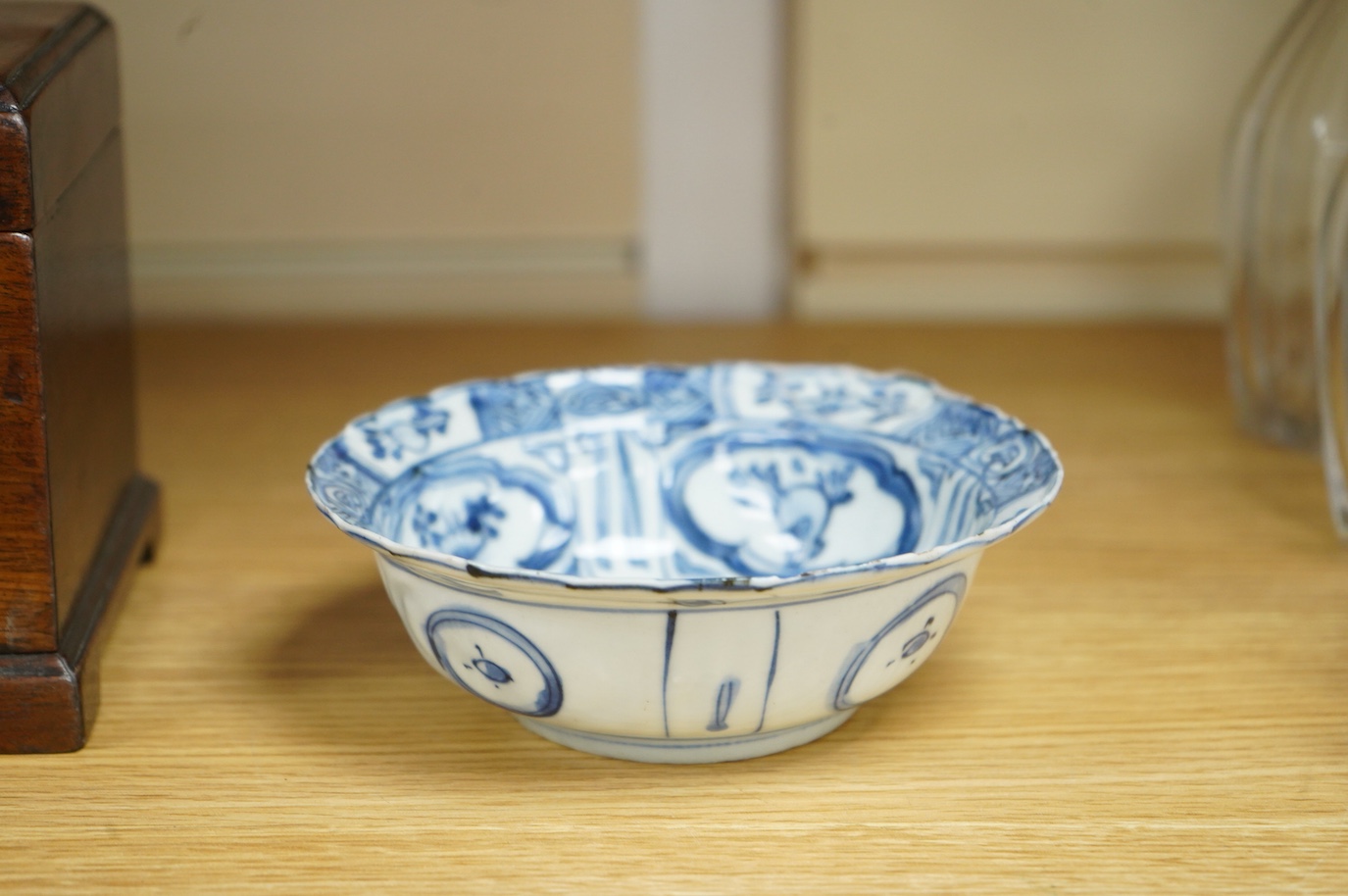 A Chinese blue and white Kraak bowl, c.1640, 14cm diameter